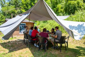 accueil café speleo canyon ariege jardin