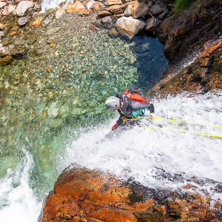 rappel descente cascade eau transparente canyoning artigue