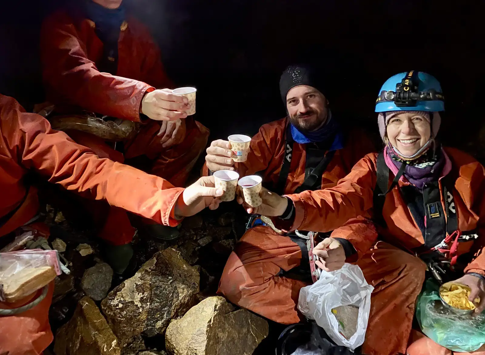Apéro insolite souterrain entre amis, spéléologie découverte originale en Ariège