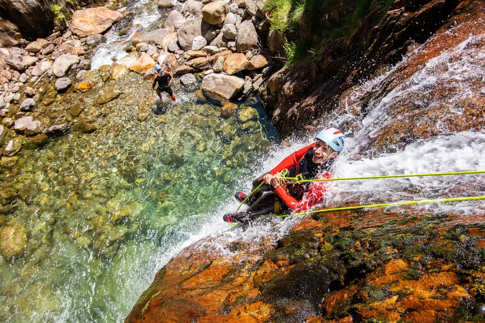 Canyoning plaisir en Ariège, descente en rappel aquatique au canyon de l'Artigue