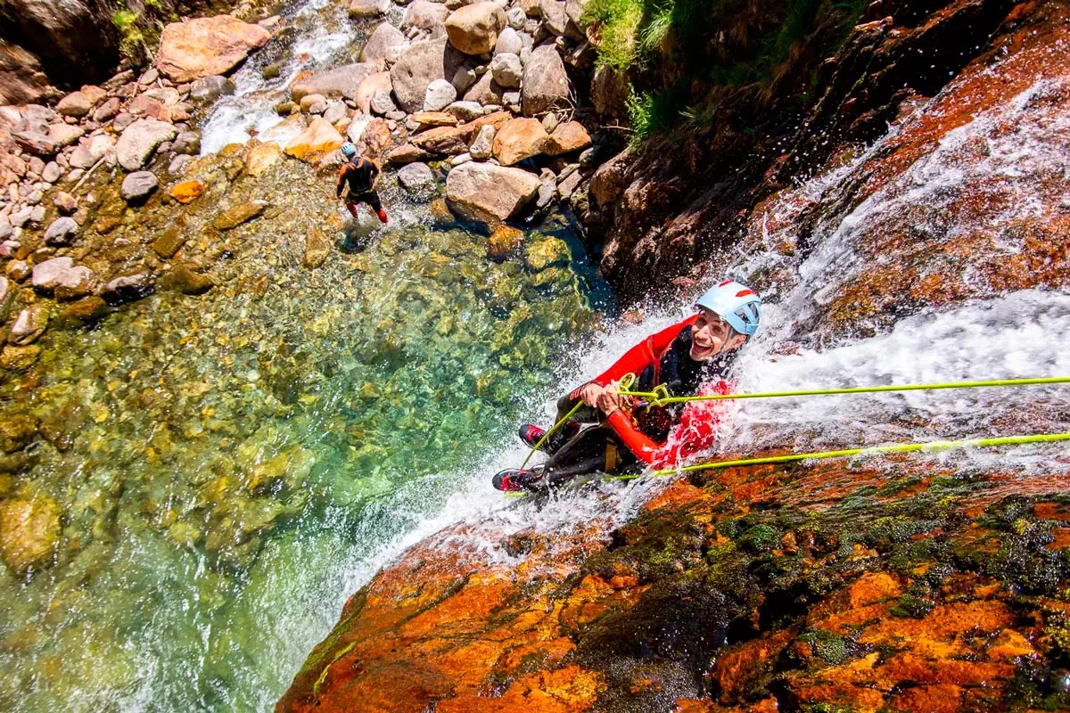 Canyoning plaisir en Ariège, descente en rappel aquatique au canyon de l'Artigue