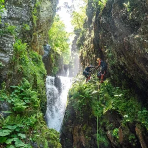 Canyoning sportif vertical à sensation en Ariège au canyon de Subra