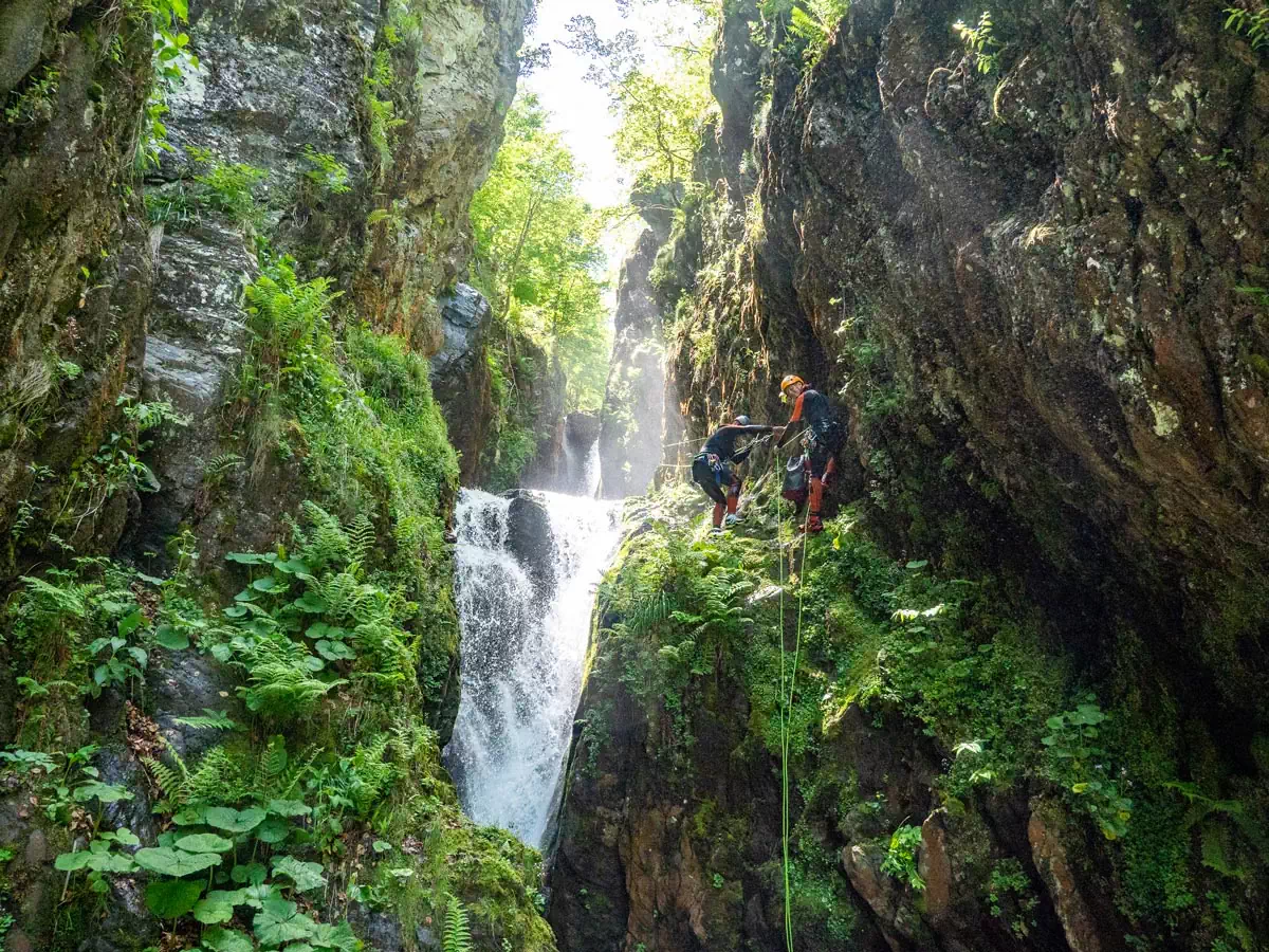 Canyoning sportif vertical à sensation en Ariège au canyon de Subra