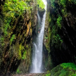 Descente en rappel en canyoning dans le canyon sportif de Subra en Ariège, vallée du Vicdessos