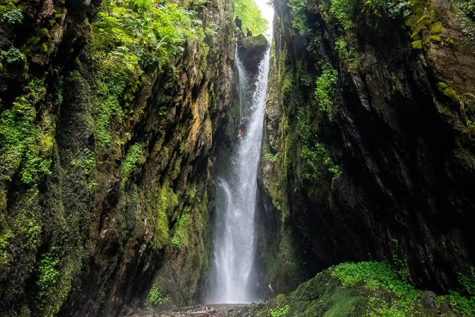 Descente en rappel en canyoning dans le canyon sportif de Subra en Ariège, vallée du Vicdessos