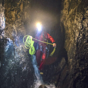 passage rivière canyon souterrain