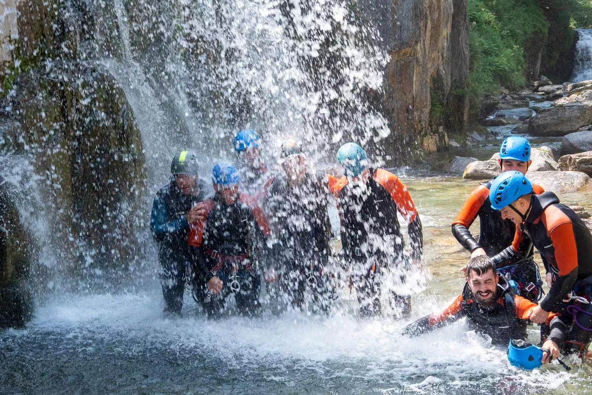 Groupe en canyoning pour EVG/EVJF ou teambuilding