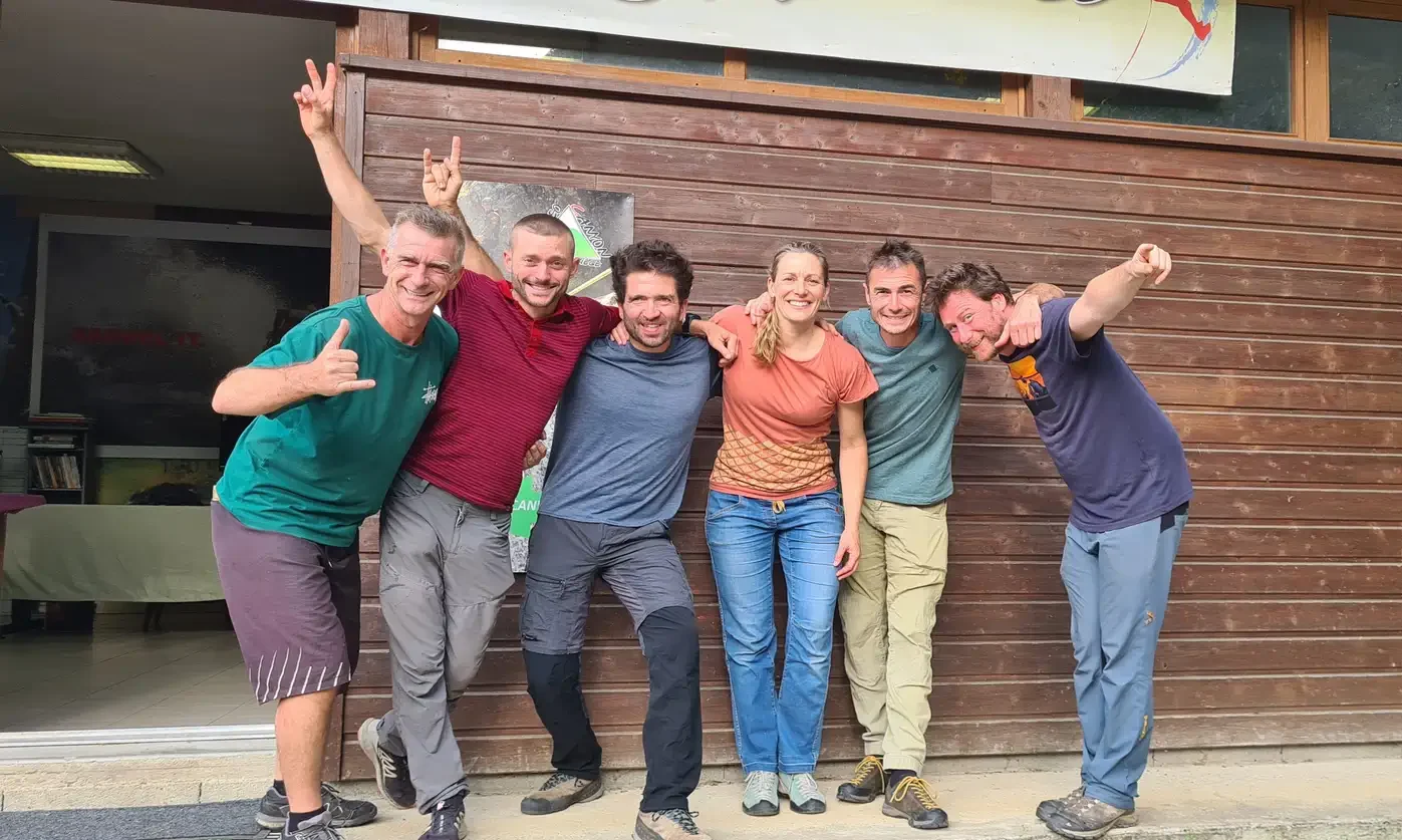 Guides de speleo et de canyon en Ariège - l'équipe de Spéléo Canyon Ariège au complet devant le centre de formation et d'accueil
