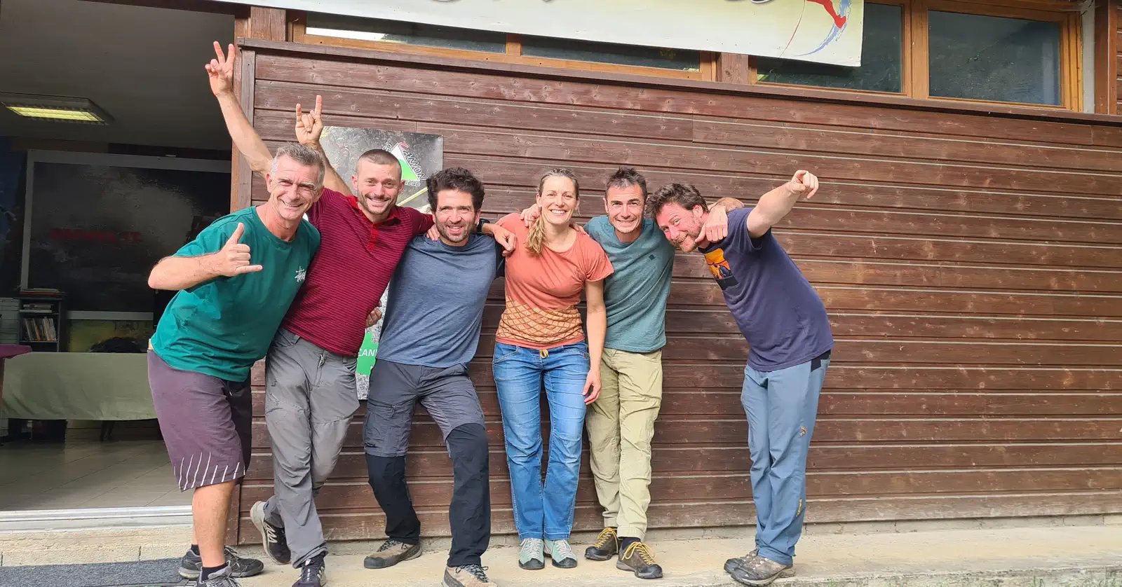 Guides de speleo et de canyon en Ariège - l'équipe de Spéléo Canyon Ariège au complet devant le centre de formation et d'accueil
