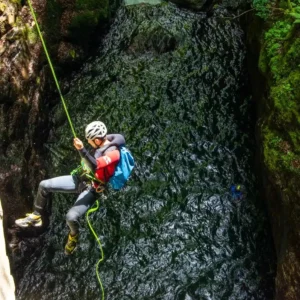 Stage de formation en canyoning, objectif niveau expert, descente en rappel, Ariège, canyon de Marc
