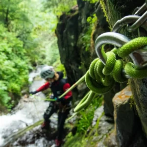 Stages de formation en canyoning, descente en rappel technique, Ariège