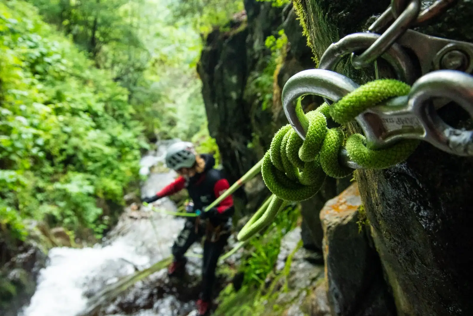 Stages de formation en canyoning, descente en rappel technique, Ariège