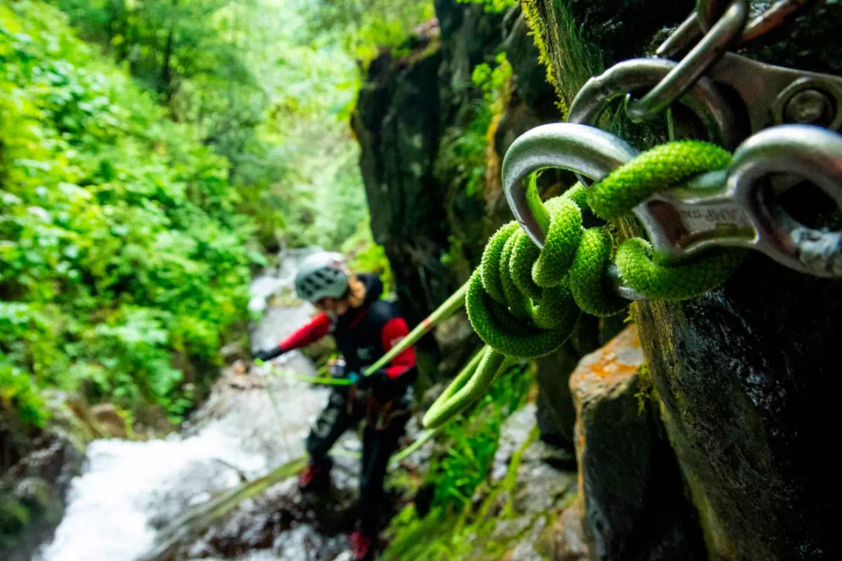 Stages de formation en canyoning, descente en rappel technique, Ariège