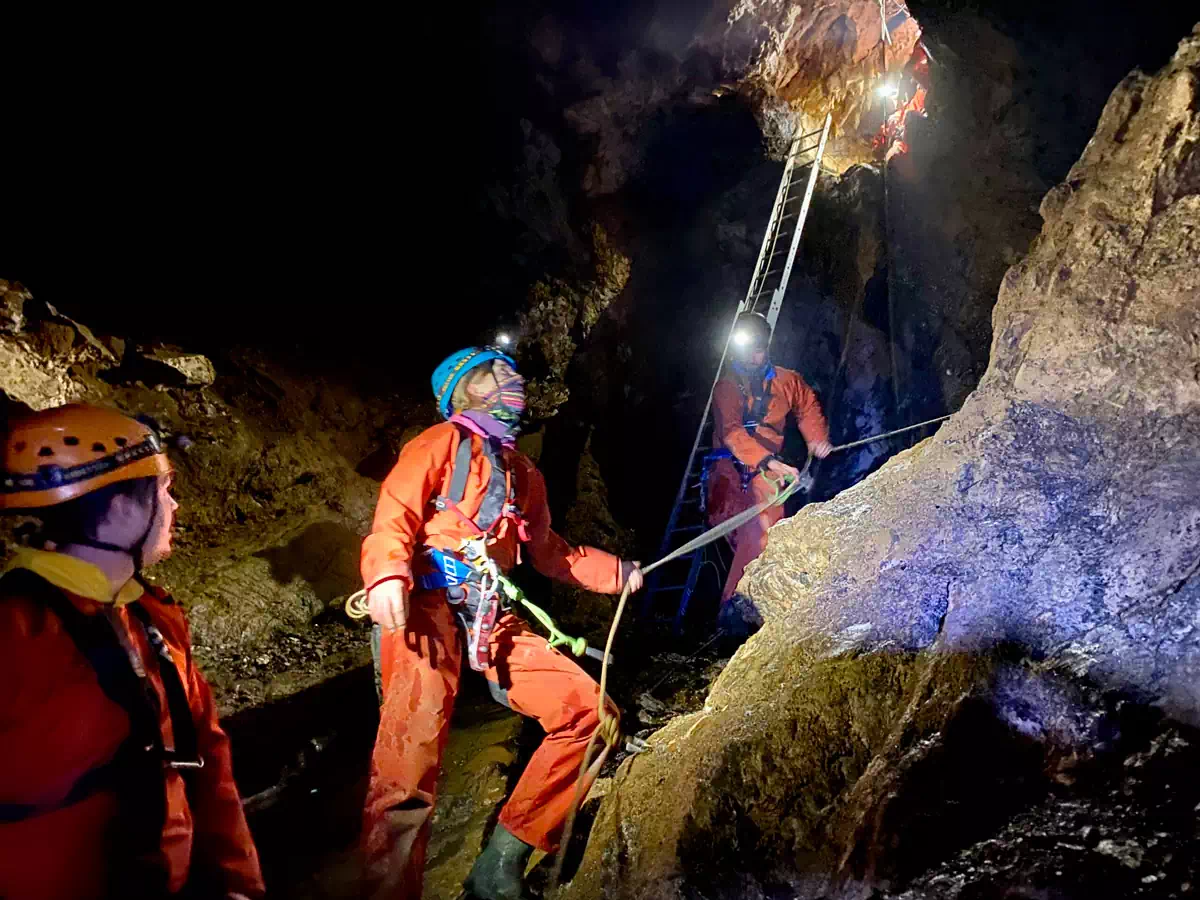 Voyage sous terre guidé, spéléo sportive au gouffre Georges