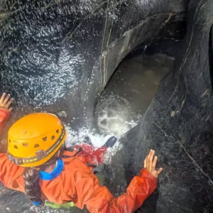 Aventure spéléo aquatique dans la rivière souterraine de la traversée du Vicdessos
