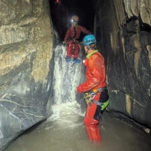 Toboggan aquatique spéléo dans le canyon souterrain du Vicdessos