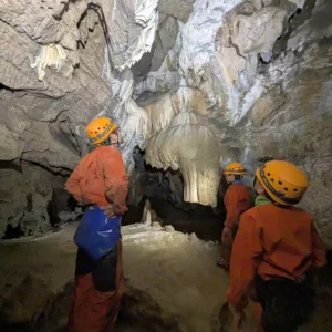 Observation d'une zone très concrétionnée à la grotte de Siech