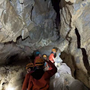 Rivière sculptée sublime dans la grotte de Siech